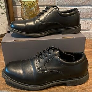 Stacy Adams dress shoes. (Original box)